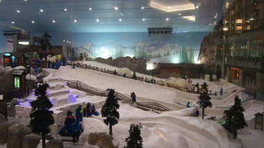 Dubai, Birleşik Arap Emirlikleri-30 Mart, 2014: Alpler Kayak Dubai. Ski Dubai, 22.500 metrekare kapalı kayak alanına sahip kapalı bir kayak tesisidir. Emirates Mall 'ın bir parçasıdır