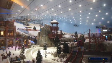 Dubai, Birleşik Arap Emirlikleri-30 Mart, 2014: Alpler Kayak Dubai. Ski Dubai, 22.500 metrekare kapalı kayak alanına sahip kapalı bir kayak tesisidir. Emirates Mall 'ın bir parçasıdır