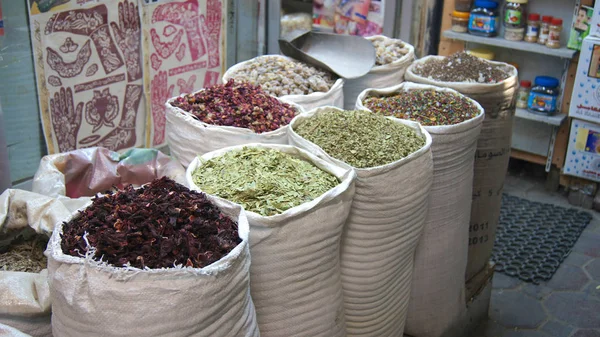 Dubai, Verenigde Arabische Emiraten - 31 maart 2014: kleurrijke kruiden op de traditionele Arabische souk-markt in Deira — Stockfoto