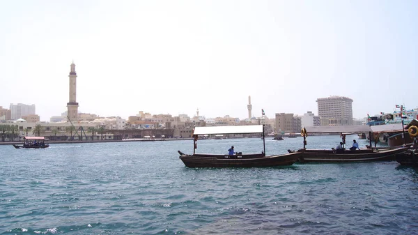 Dubai, Birleşik Arap Emirlikleri - 31 Mart 2014: Dubai Creek bir feribot olarak geleneksel ahşap tekneler