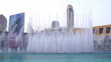 Dubai, Birleşik Arap Emirlikleri - 31 Mart 2014: Dubai Çeşmesi yanında dev alışveriş merkezi Downtown Dubai Çeşmesi gerçekleştirme en yüksek dünyalar var. Dubai popüler müzik Çeşmesi biri vardır