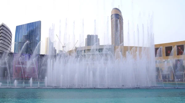 DUBAI, EMIRATOS ÁRABES UNIDOS - 31 DE MARZO DE 2014: La Fuente de Dubái es la fuente más alta del centro de Dubái junto al gigantesco centro comercial. La popular fuente musical de Dubai es una de —  Fotos de Stock