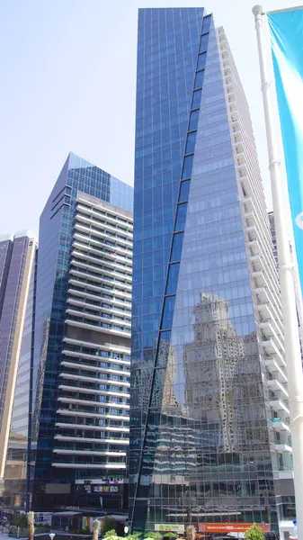 Dubai, Birleşik Arap Emirlikleri - 2 Nisan 2014: Görünüm Dubai Yat Limanı gökdelenler ve en lüks superyacht marina