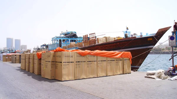 Dubaj, Spojené arabské emiráty - 31. březen 2014: tradiční Arabská nákladní lodě u Dubai creek Přístav vykládky nákladní — Stock fotografie