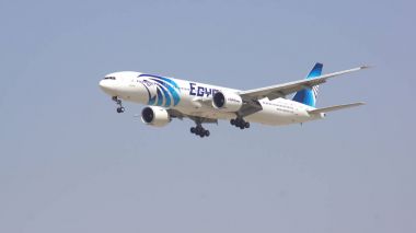 Dubai, Birleşik Arap Emirlikleri - 1 Nisan 2014: Boeing 777-300er Mısır Hava üzerinde son yaklaşma için Dubai Havaalanı Dxb kayıt Su-Gdr, Mısır Hava Afrikadaki en büyük havayolu işletme yolcu olduğunu