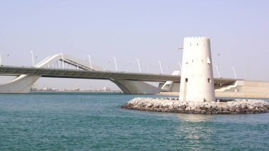 Abu Dhabi, Birleşik Arap Emirlikleri - 2 Nisan 2014: yatay atış Şeyh Zayed Köprüsü