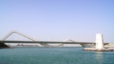 Abu Dhabi, Birleşik Arap Emirlikleri - 2 Nisan 2014: yatay atış Şeyh Zayed Köprüsü