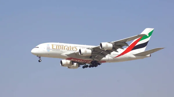 Dubai, Birleşik Arap Emirlikleri - 1 Nisan 2014: Airbus A380 Emirlikleri Dubai Havaalanı Dxb yaklaşıyor, A6-Edu açılış havayolu