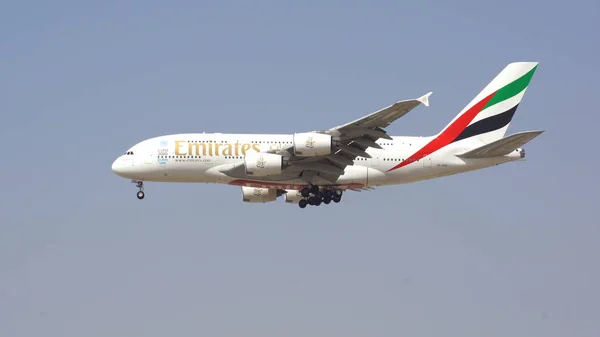 Dubai, Birleşik Arap Emirlikleri - 1 Nisan 2014: Airbus A380 Emirlikleri Dubai Havaalanı Dxb yaklaşıyor, A6-Edu açılış havayolu