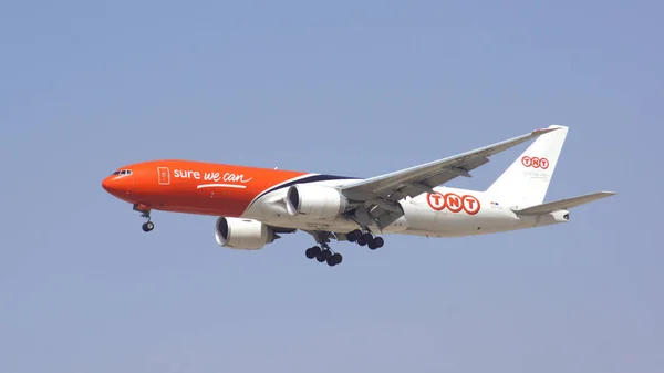 Tnt Havayolları Dubai, Birleşik Arap Emirlikleri - 1 Nisan 2014: Boeing 777 Dubai Havaalanı Dxb kayıt Oo son yaklaşım-TSK. Tnt Havayolları Tnt Express bir iştiraki olan.
