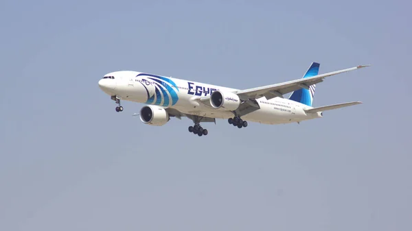 Dubai, Birleşik Arap Emirlikleri - 1 Nisan 2014: Boeing 777-300er Mısır Hava üzerinde son yaklaşma için Dubai Havaalanı Dxb kayıt Su-Gdr, Mısır Hava Afrikadaki en büyük havayolu işletme yolcu olduğunu