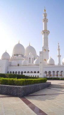 Abu Dhabi, Birleşik Arap Emirlikleri - 2 Nisan 2014: Beyaz Ulu Camii mavi gökyüzü karşı mermer taş ile inşa edilmiş, Şeyh Zayed Ulu Camii olarak da bilinir