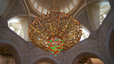 Abu Dhabi, Birleşik Arap Emirlikleri - 2 Nisan 2014: iç tasarım, Şeyh Zayad Camii, çatı ve avize şapele içinde