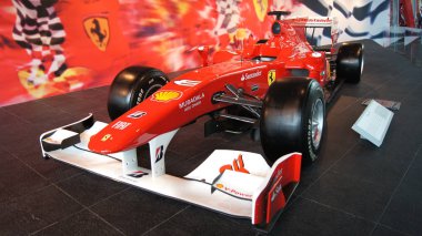 Abu Dhabi, Birleşik Arap Emirlikleri - 4 Nisan 2014: Ferrari F1 yarış araba Ferrari dünyasına lunaparkta Yas Island Merkezi'nde sergilenen