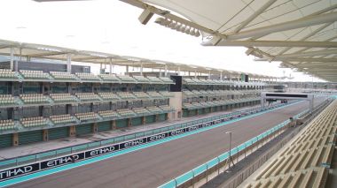 Abu Dhabi, Birleşik Arap Emirlikleri - 4 Nisan 2014: Yas Marina Formula 1 Grand Prix devre. Yenilikçi tasarımı ile bir Marina arasında ayarlayın. Devre Hermann Tilke tarafından tasarlanmıştır