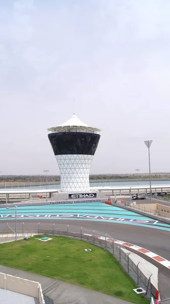 Abu Dhabi, Spojené arabské emiráty - 4. dubna 2014: Yas Marina Formule 1 Grand Prix Circuit. Nastavit mezi Marina, s inovativním designem. Okruh je navržen Hermannem Tilkem — Stock fotografie