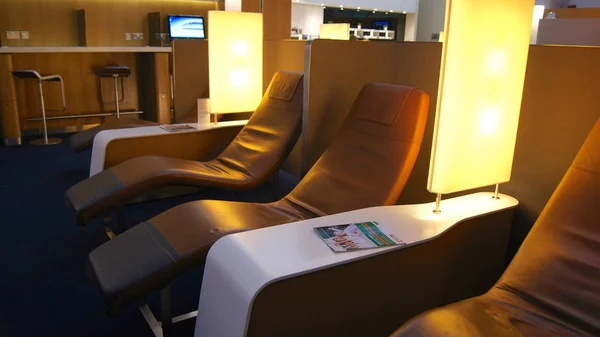DUBAI, UNITED ARAB EMIRATES - 4 апреля 2014: The Lufthansa Senator Business Lounge at Dubai International Airport DXB. Немецкая авиакомпания является членом Star Alliance — стоковое фото