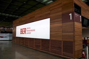 Berlin, Almanya - 17 Ocak 2015: Berlin Brandenburg Havaalanı Ber içinde hala altında inşaat, boş terminal binası, mimari Tur