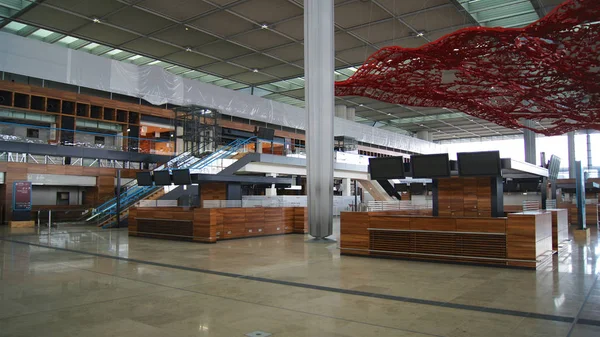 BERLIN, GERMANY - JAN 17th, 2015: Inside of the Berlin Brandenburg Airport BER, still under construction, empty terminal building, architecture tour — Stock Photo, Image