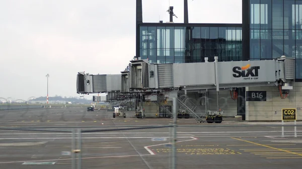 БЕРЛИН, ГЕРМАНИЯ - 17 ЯН 2015: Берлинский аэропорт Бранденбург БЕР, все еще строящийся, пустое здание терминала и развязка, архитектурный тур — стоковое фото
