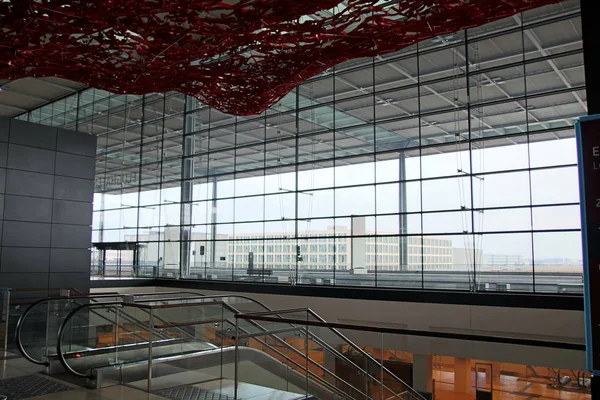 БЕРЛИН, ГЕРМАНИЯ - 17 ЯН 2015: Внутри Берлинского Бранденбургского аэропорта BER, все еще строится, пустое здание терминала, архитектурный тур — стоковое фото