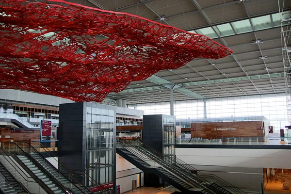 बर्लिन, जर्मनी 17 वीं, 2015: बर्लिन ब्रांडेनबर्ग हवाई अड्डे बीआर के अंदर, अभी भी निर्माणाधीन, खाली टर्मिनल भवन, वास्तुकला यात्रा — स्टॉक फ़ोटो, इमेज