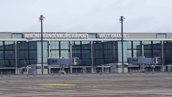 BERLIM, ALEMANHA - JAN 17th, 2015: Aeroporto de Brandemburgo de Berlim BER, ainda em construção, edifício terminal vazio, tour de arquitetura — Fotografia de Stock