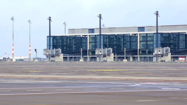 BERLÍN, ALEMANIA - 17 ENE 2015: Berlin Brandenburg Airport BER, todavía en construcción, edificio terminal vacío, tour de arquitectura — Foto de Stock