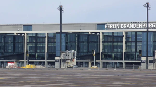BERLÍN, ALEMANIA - 17 ENE 2015: Berlin Brandenburg Airport BER, todavía en construcción, edificio terminal vacío, tour de arquitectura — Foto de Stock