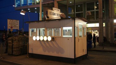 Berlin, Almanya - 17 Ocak 2015: Eski bordercross checkpoint Charlie Berlin'de. Onun en iyi bilinen Berlin Duvarı geçiş noktası arasında Doğu ve Batı Berlin soğuk savaş sırasında