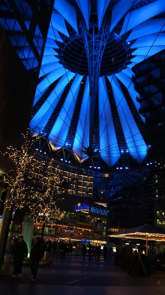 БЕРЛИН, ГЕРМАНИЯ - 17-ое ЯН 2015 г.: Крупный план синего освещения крыши Sony Center ночью, показывающий сильные архитектурные линии, цвет и узор — стоковое фото