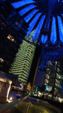Berlin, Almanya - 17 Ocak 2015: Sony Center Mavi ışıklı çatı yapısı güçlü mimari çizgi, renk ve desen gösterilen geceleri, yakın çekim