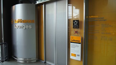 Berlin, Almanya - 17 Ocak 2015: Havaalanı iç, Lufthansa Senatör Lounge giriş