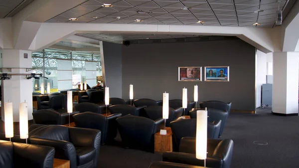 Berlin, Tyskland - 17 Jan, 2015: sittgrupp på businesslounge på den internationella flygplatsen Berlin Tegel — Stockfoto