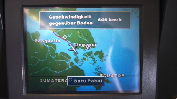 SINGAPORE - APR 1st, 2015: Sistema multimídia com mapa de navegação do Airbus A330 durante um voo de Zurick para Singapura — Fotografia de Stock