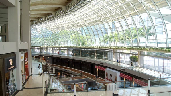 Singapore - 01.04.2015: Innenansicht des Marina Bay Sands Hotels, Lobby eines der luxuriösesten Hotels der Welt — Stockfoto