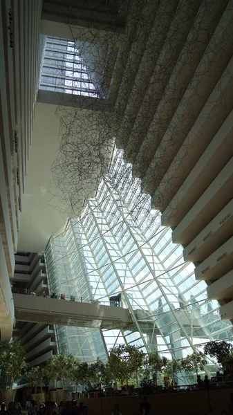 SINGAPUR - 01 ABR 2015: Vista interior del hotel Marina Bay Sands, lobby de uno de los hoteles más lujosos del mundo — Foto de Stock