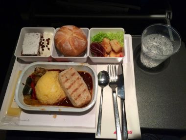 Zürih, İsviçre - 31 Mar 2015: uçuş sıcak yemek İsviçre Uluslararası havayolu şirketi ekonomi sınıfı, akşam yemeği yemek
