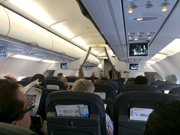 Berlin, Niemcy - Mar 31, 2015: poranny lot z Berlina do Zurychu na pokładzie szwajcarski Airbus A320 — Zdjęcie stockowe