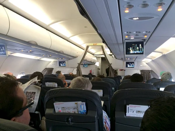 Berlin, Almanya - 31 Mar 2015: Zürih İsviçre Airbus A320 gemide için Berlin sabah uçuş