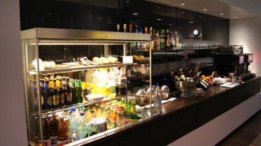 Zürih, İsviçre - 31 Mar 2015: Havaalanı iş sınıfının lounge iç İsviçreli, büfe ve altın müşteriler, gıda ve içecekler için bir özel yolcu salonunda alan yemek