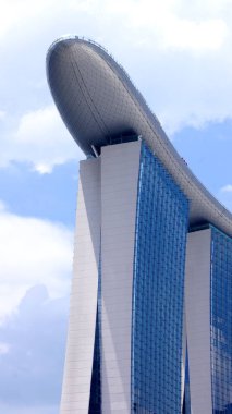 Singapur - 1 Nisan 2015: Marina Bay Sands Hotel Marina Bay, Singapur cityscape modern bina biri olan mavi gökyüzü üzerinde