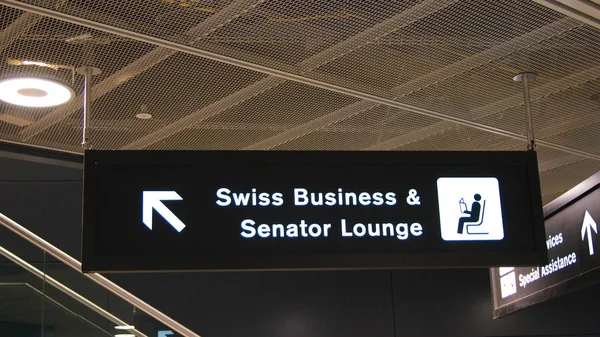 ZURICH, SUÍÇA - MAR 31, 2015: sinal do aeroporto para SWISS Business e Senator Lounge dentro do edifício do terminal — Fotografia de Stock