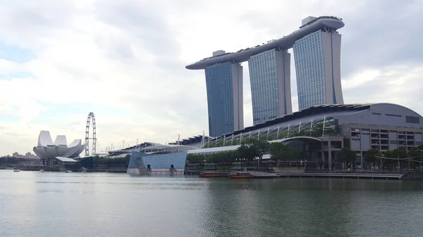 Singapore - Apr 1, 2015: Het Marina Bay Sands Resort in Singapore. De daken van de torens zijn ingericht met een park in de vorm van een schip van 340 m lang en capaciteit tot 3900 personen — Stockfoto