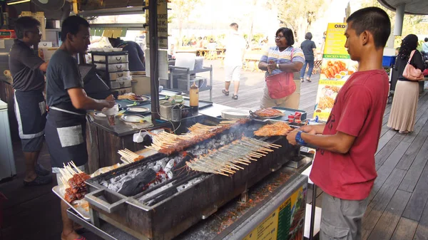 Singapore - 3 Apr 2015: Heerlijke lekkere Spiesjes van kip Kok over hete kolen in Singapores saté Street food market — Stockfoto