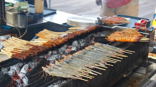Singapur - 3 Nisan 2015: Lezzetli lezzetli şiş tavuk Cook Singapur'un Satay sokak gıda pazarında sıcak kömürlerin üzerinde