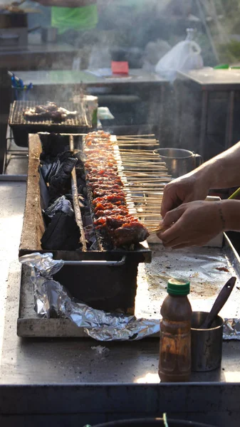 新加坡-2015年4月3日: Singapores 沙爹街食品市场上的热煤鸡肉厨师美味佳肴串 — 图库照片