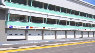 Singapur - 2nd Nisan 2015: Çukur lane ve başlangıç bitiş çizgisine Marina Bay Street Circuit formül bir yarış pistinde. Sembol Marina Bay, çevresinde yılda bir kez daha çekici formül bir yarış