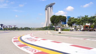 Singapur - 2nd Nisan 2015: Marina Bay Street Circuit, yarış Formula bir parça. Yarış Formula bir sembolü Marina Bay, çevresinde yılda bir 100.000'den fazla turist çeken