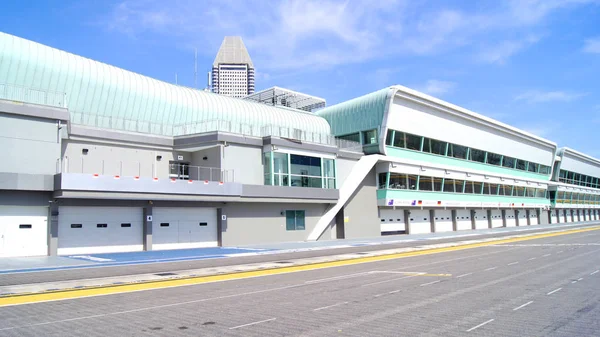 SINGAPORE - APR 2nd 2015: Pit lane e começar a linha de chegada da pista de Fórmula 1 no Circuito Marina Bay Street. O símbolo da Fórmula 1 Racing uma vez por ano em torno de Marina Bay, atraiu mais — Fotografia de Stock